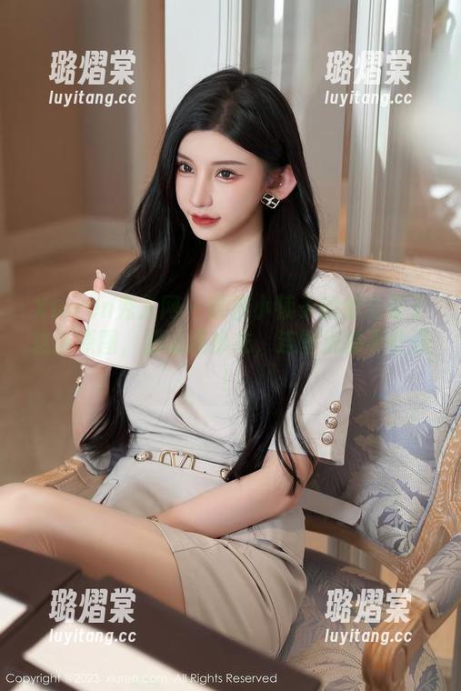 Xiuren秀人网 - 樱桃小犊子的魅力在于这张原图，别说连体衣，连壁纸都不敢碰！