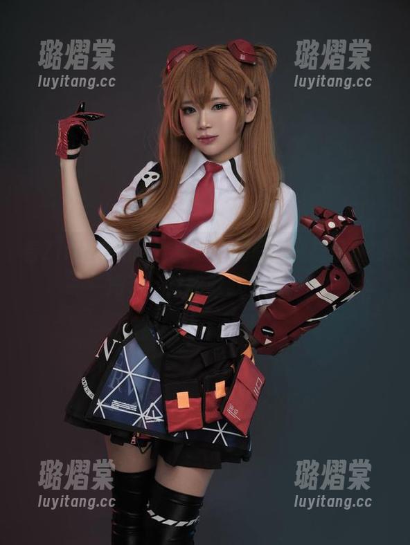 看ZinieQ长腿合集，一瞬间感觉自己腿变短了，只能默默叹气。