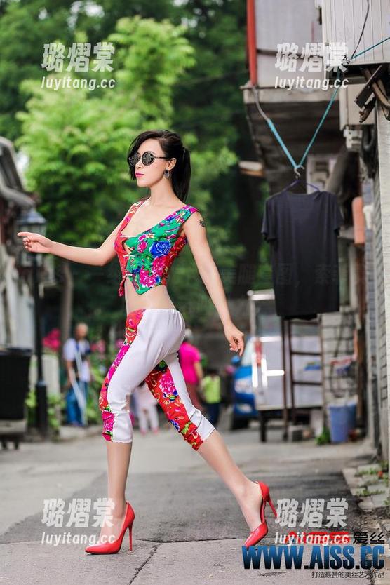 aiss - 一组无圣光下的美腿套图，索菲真的是自带吸引力！
