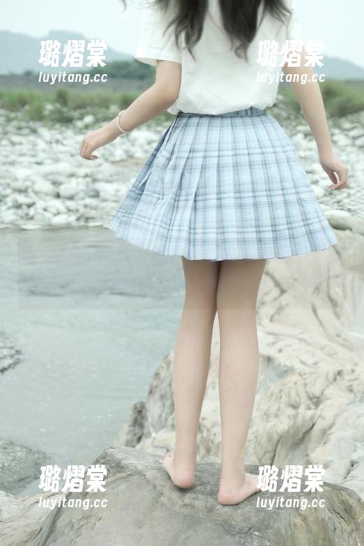 额，eloise软软的水手服写真，水的那种清凉，哈哈哈，让我忍不住想再看一眼。