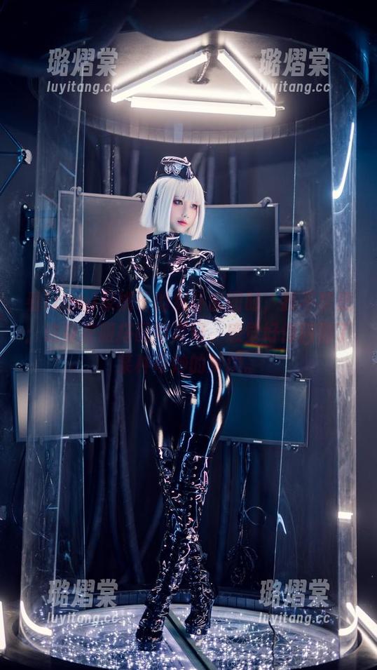 看izumi泉桃子的女仆套图时，我不禁想：这身衣服搭配得真好，感觉好像回到了某种奇妙的梦境。