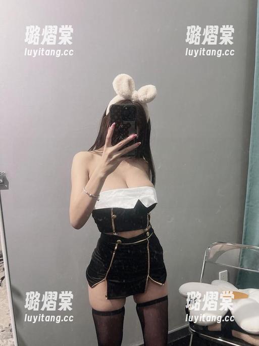 微密圈 - 一边看兔宝妮to的写真，一边感叹：格子女仆装，居然能这么好看，这真的是我的审美吗？