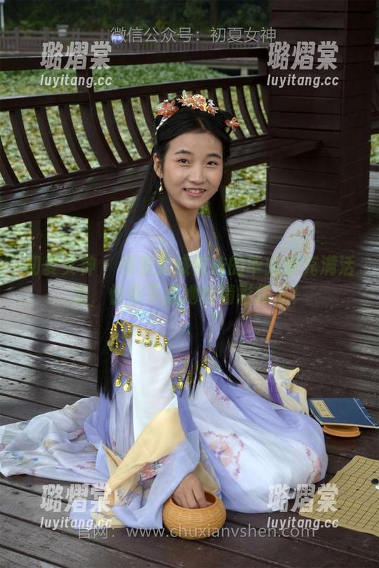 初夏女神 - 邻家女孩依依的毕业季充满活力，快来下载她的精彩作品！