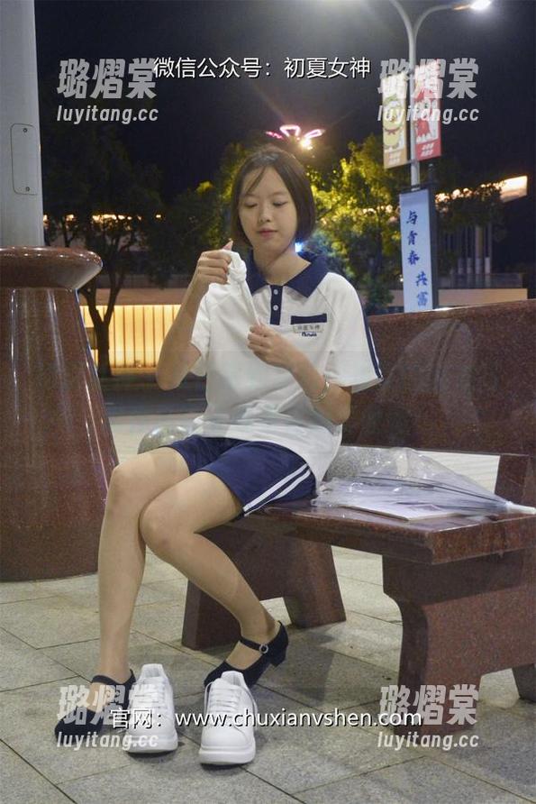 初夏女神 - 从日常到梦幻，柒柒的毛衣写真作品让人忍不住想要收藏！