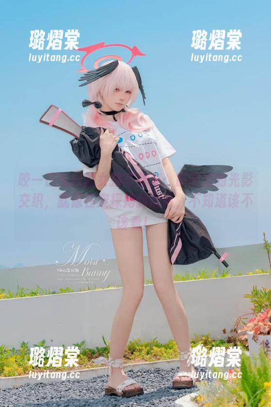 咬一口兔娘的女孩写真集：原图里的光影交织，就像在窥探她的心事，不知道该不该看！