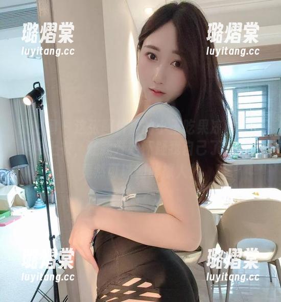 微密圈 - 这张图片里的小玉吃果冻和她的紫色上衣，让我开始怀疑我自己了，作品竟然可以如此撩人！