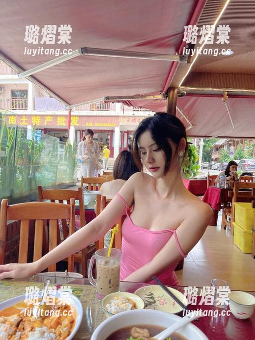 就是阿朱啊 微密圈 - 在就是阿朱啊教室,私拍画像更真实:一场视觉的调皮闹剧