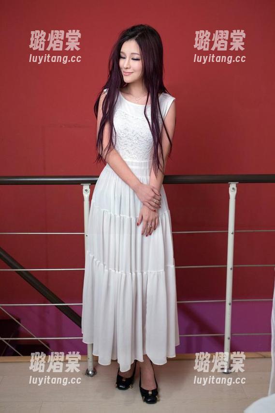 推女郎-松果儿 推女郎 - 松果儿的连衣裙照,摆脱了那些无聊的圣光,你准备好了吗?