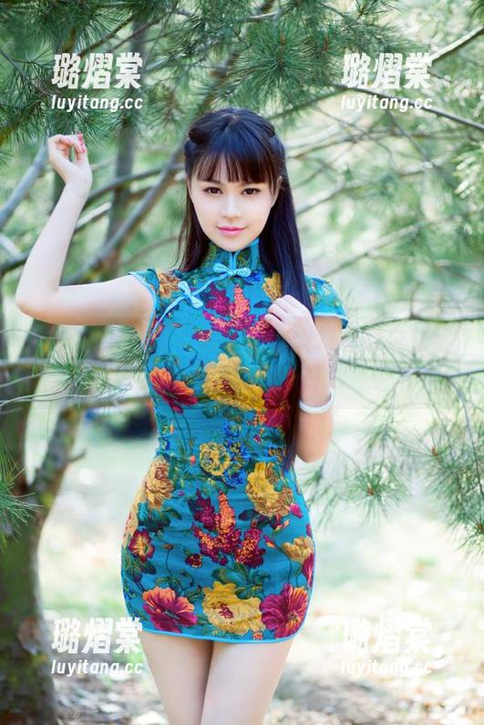 推女郎 - 夏日写真新玩法：跟着赵惟依学会在阳光下的优雅‘打滚’！
