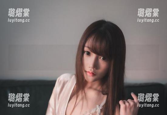 星野咪兔的红裙最新图集，让我想起了夏天的柠檬冰饮，清新又甜美，啧啧。