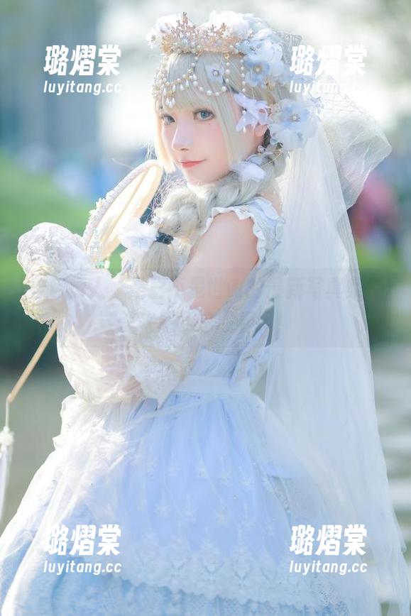 春色撩人，是三不是世w的最新写真集，快来感受这股春风！