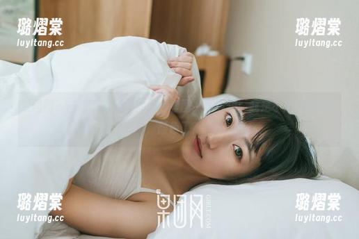 果团网 - 一边看王语纯的黑色套图，一边想：我是不是也该换个颜色了？