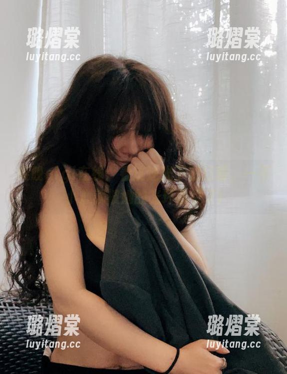 樱晚gigi在线：看这逆光下的红蝶，一不小心就被她的光环吸引了!