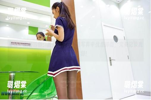 爱丝-欣杨 爱丝 - 欣杨瑜伽:教你如何在高清写真中优雅摔倒,完美记录我的尴尬时刻!