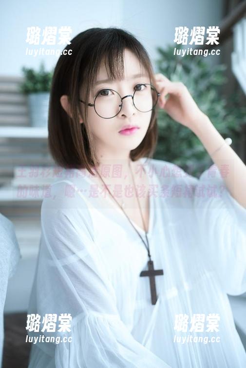 王羽杉 王羽杉短裙高清原图,不小心想到了青春的味道,嗯…是不是也该买条短裙试试?