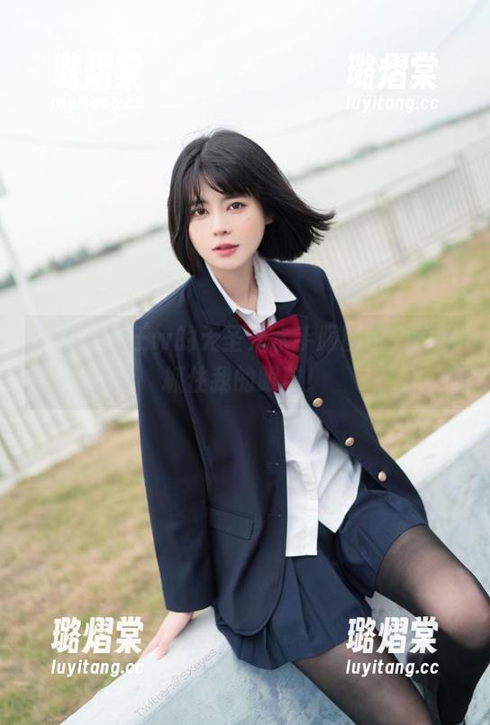 眼酱大魔王w的无圣光水手服图包，瞬间抓住我的眼球！