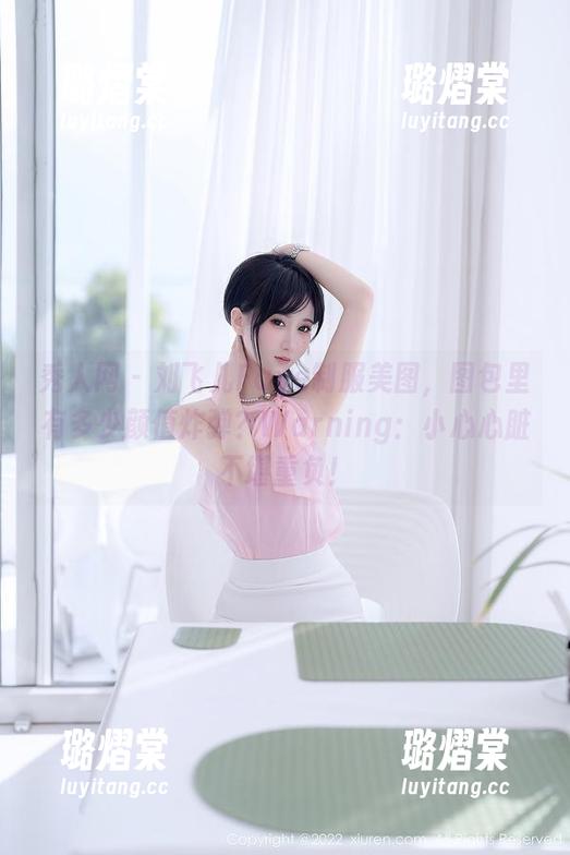 秀人网 - 刘飞儿Faye制服美图，图包里有多少颜值炸弹？Warning：小心心脏不堪重负！
