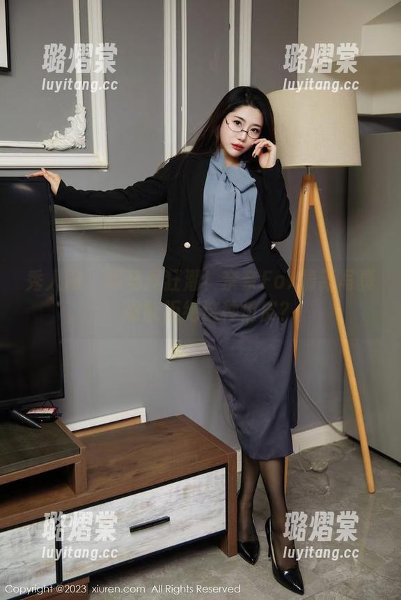 秀人网 - 双马尾狂潮！奈奈Fox最新写真，谁能拒绝这种俏皮？