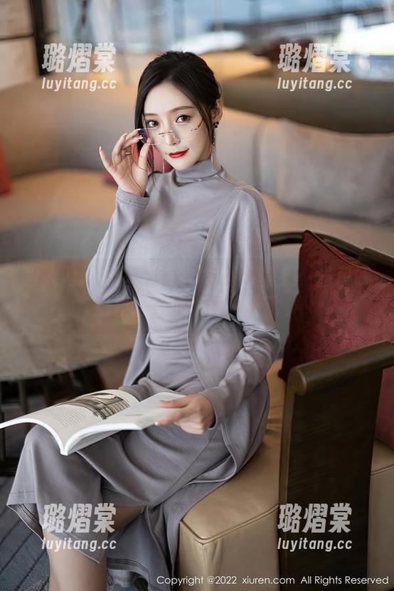 秀人网 - 爱丽莎Lisa短裙写真集：当风吹起裙摆，心情也跟着飞！