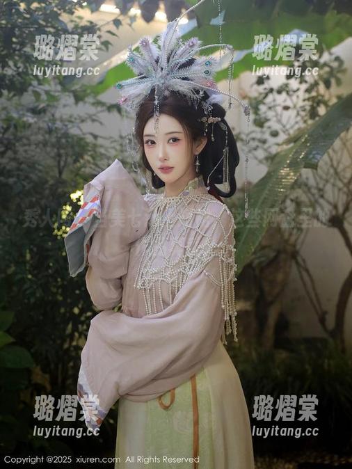 秀人网-美七 秀人网 - 当美七遇上短裙,这些网盘里的作品真香!