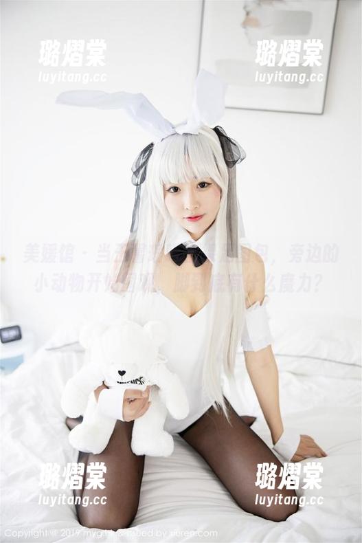 美媛馆 - 当王馨瑶晒出裸足图包，旁边的小动物开始围观，脚到底有什么魔力？