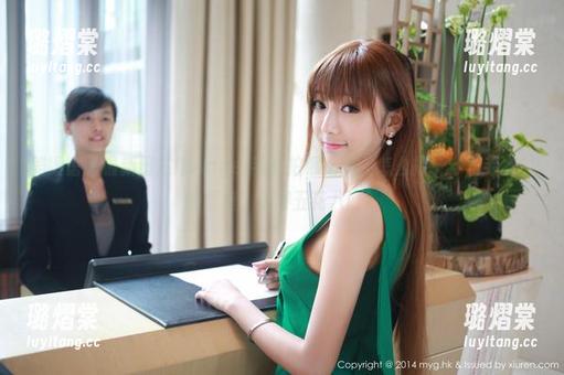 美媛馆 - 最新田芯娜Angel毛衣拍照指南：怎么把‘穿着毛衣也能显瘦’玩得五花八门？