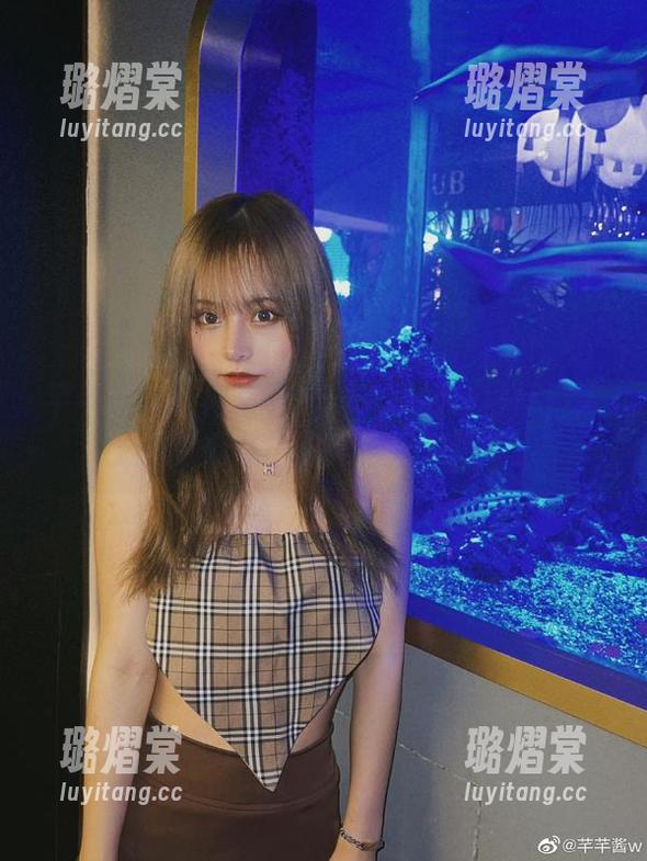 芊芊酱w红裙写真——一瞬间让你怀疑人生，到底是裙子美，还是她美？