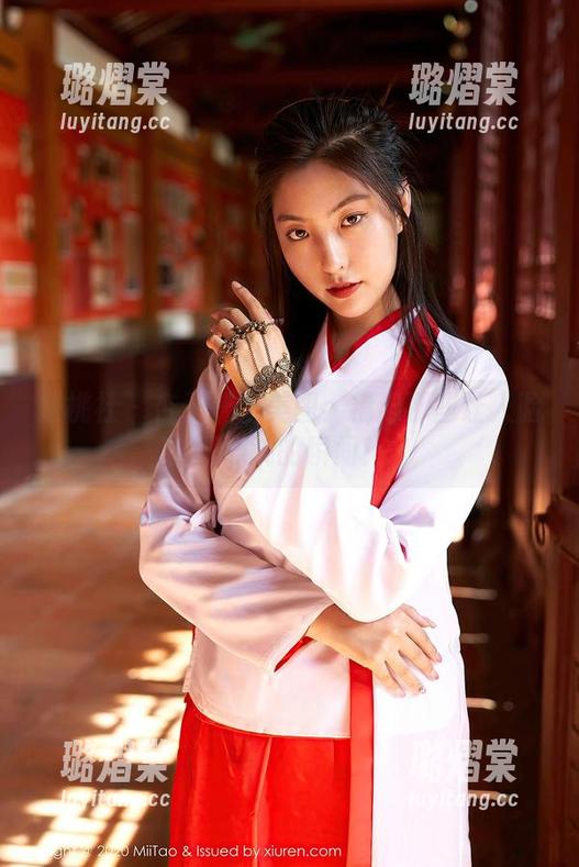 蜜桃社 - 杏子护士美图：精选那些让人脸红心跳的瞬间！