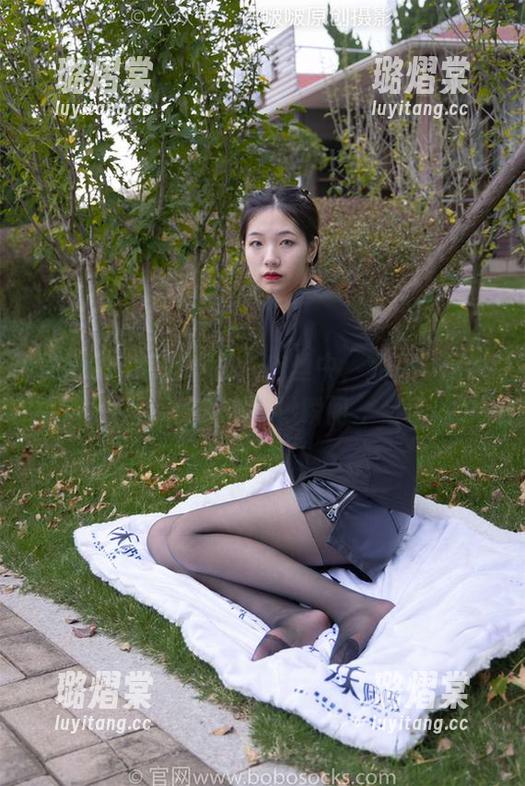 袜啵啵 - 在周周的厚肉丝中，观看与想象交织的微妙瞬间