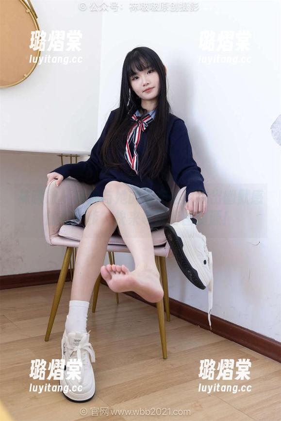 袜啵啵 - 瑶瑶与她的帆布鞋：踩出幽默感的每一步，快来领取套图资源！