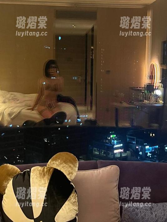 微密圈 - 原图里的詹詹，蕾丝内衣映衬得那么妩媚，我的心瞬间被俘获了！