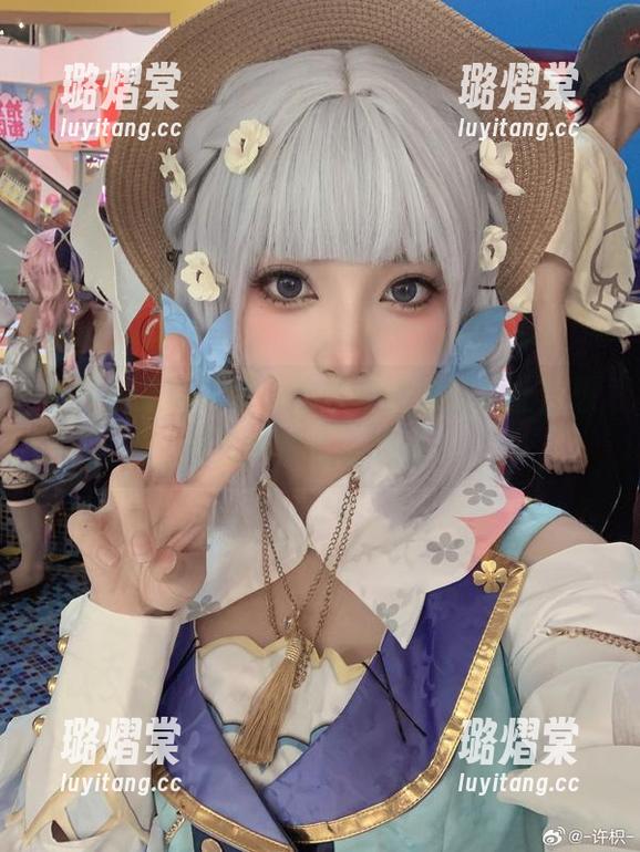 看许枳双人写真，图包里的气氛总让我想起某种熟悉的感觉。