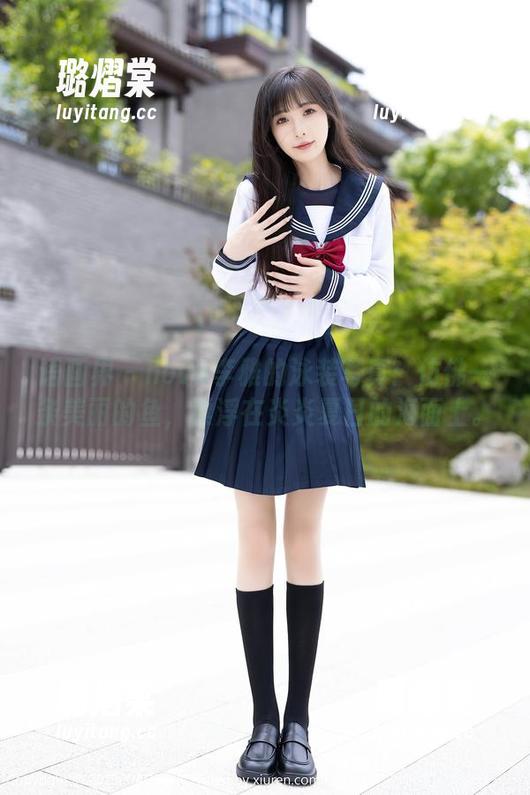 语画界 - nova李雅的泳装写真：仿佛一条美丽的鱼，漂浮在炎炎夏日的海面上。