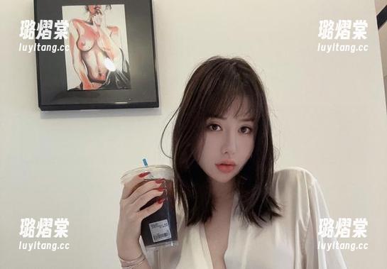 微密圈 - 半腿红丝——阿色的图集分享，心里咕哝着什么呢？
