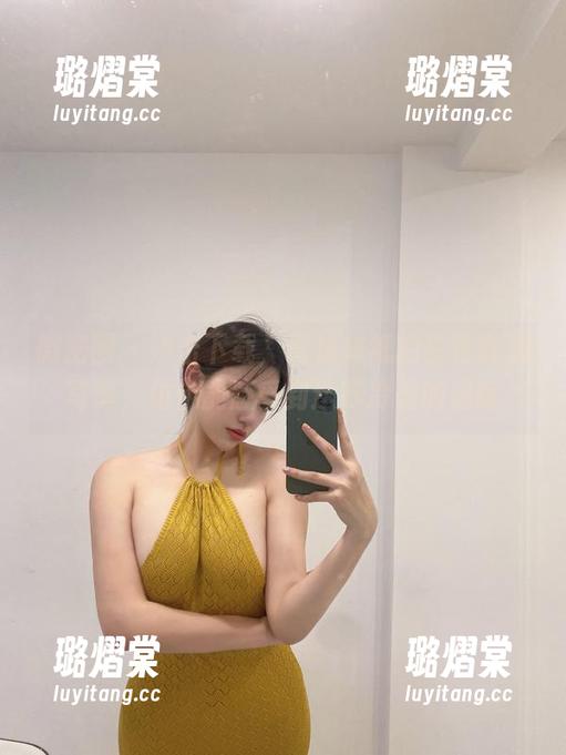微密圈 - 点击下载，雪怡妹纸的白色套装写真，仿佛能感受到这寒冷里的温暖