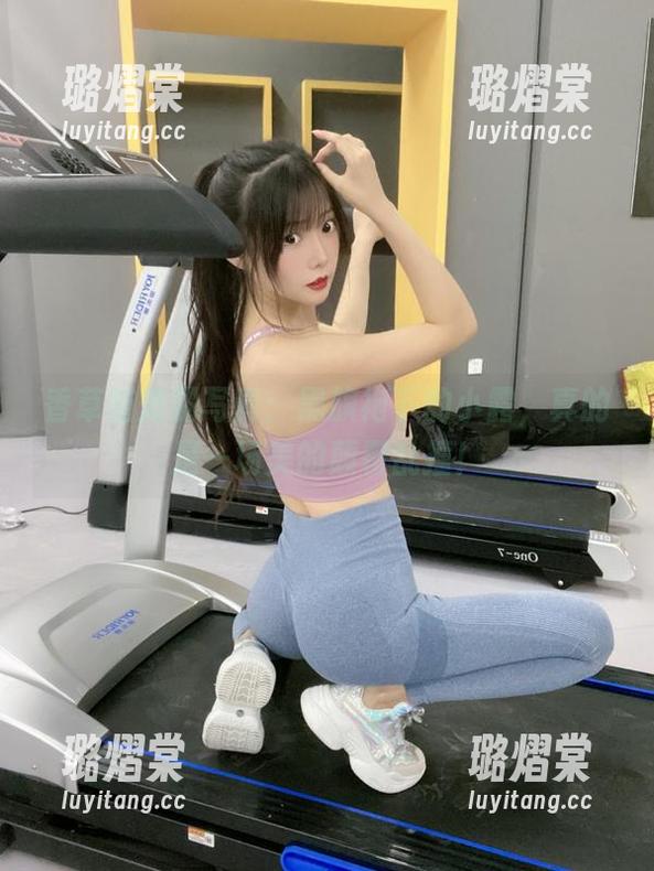 香草喵露露写真：黑旗袍下的小露，真的是一场美的颠覆乱撞！