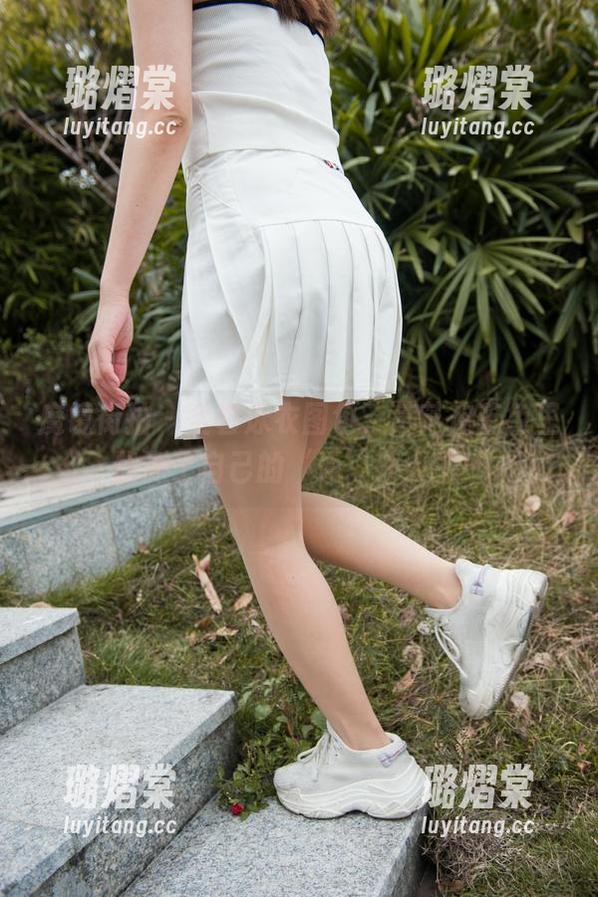 魔镜街拍 - 全套泳衣图包，芝芝在蓝色里找到了自己的‘海’外人生！