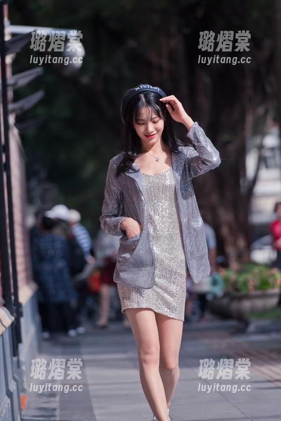 谁说微胖不时尚？魔镜街拍私拍图片，牛仔短裙的绝妙诠释