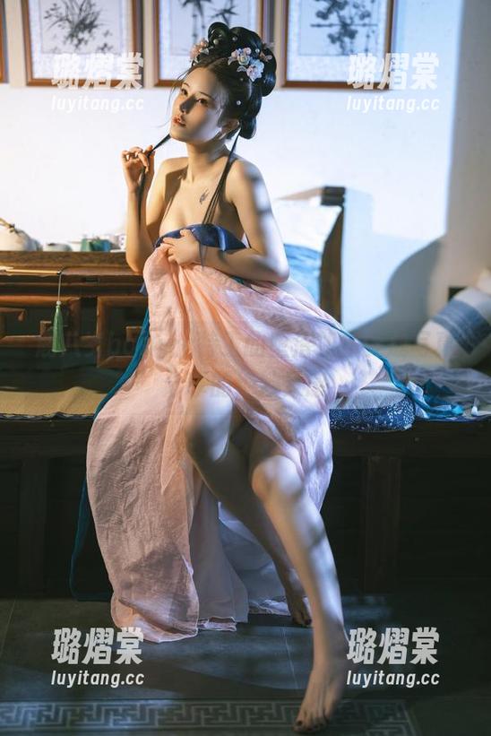 鹿八岁baby 鹿八岁baby:特工的堕落如何变成写真分享的绝妙灵感
